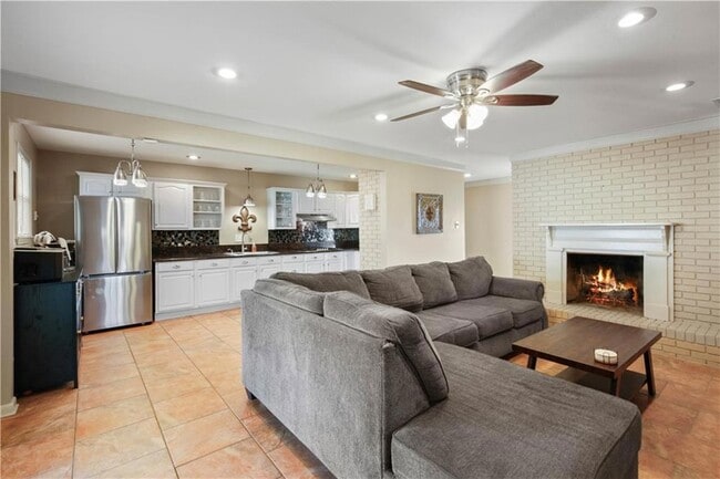 Building Photo - 4920 Robin Hood Dr