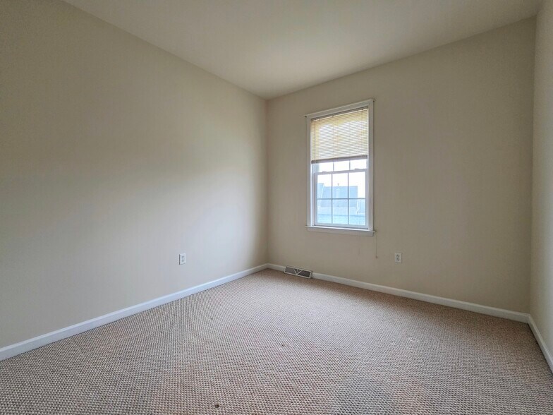 Building Photo - 214 Sagamore Hl