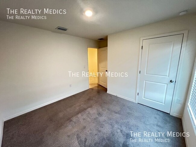 Building Photo - 4801 N Forest Ridge Blvd