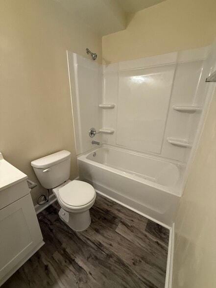 Building Photo - 586 Franklin St