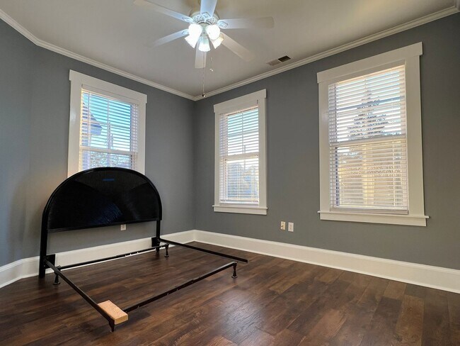 Building Photo - Beautifully refinished home!