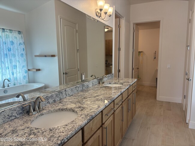 Building Photo - 718 Lyndall Ln