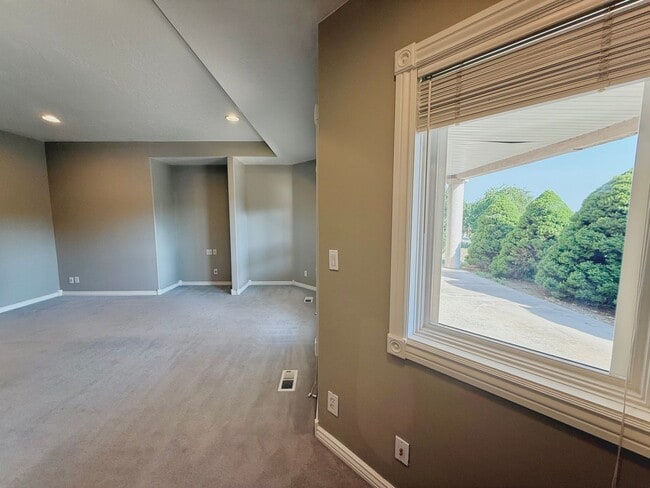 Building Photo - Garden Level in Luxury Home Available Now