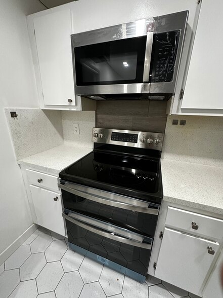 Building Photo - 4030 W Palm Aire Dr
