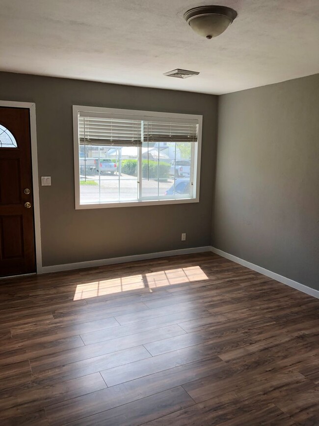 Building Photo - Cute 2 bedroom with garage
