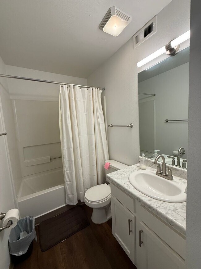 Building Photo - Spacious 2bd/2ba Condo- Lakewood CO, Available 7/10/26!