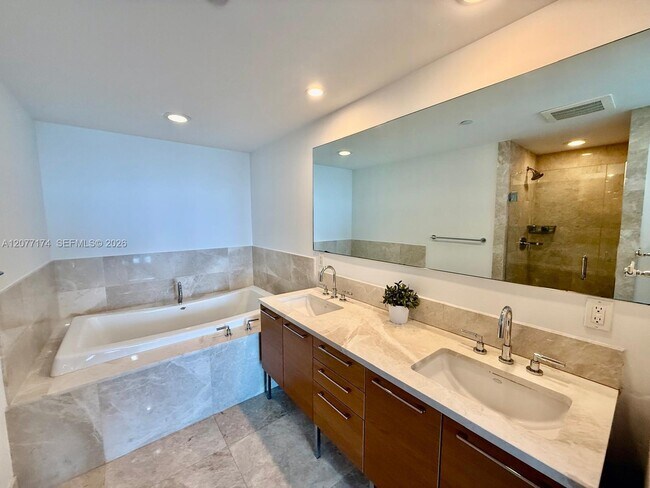 Building Photo - 17001 Collins Ave