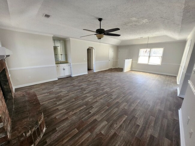 Building Photo - North Columbus 3 Bedrooms 2 Baths fenced