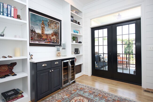 Building Photo - Beautiful, Custom-Built Pet-Friendly Lochlyn Hill Home
