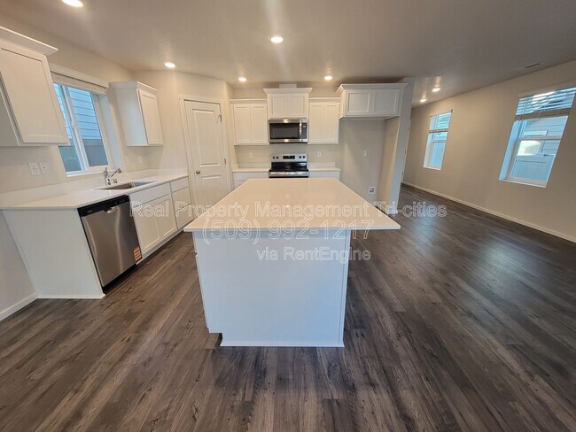 Building Photo - 611 S Zeelar St