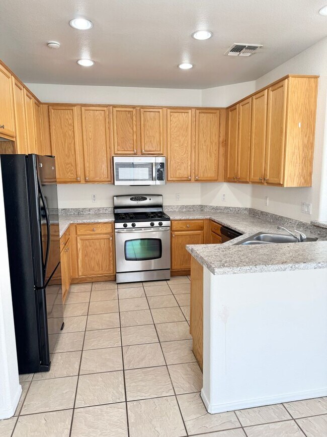 Building Photo - 4 Bedroom/2 Bath Single Level Home In Avondale! Golf Course Lot