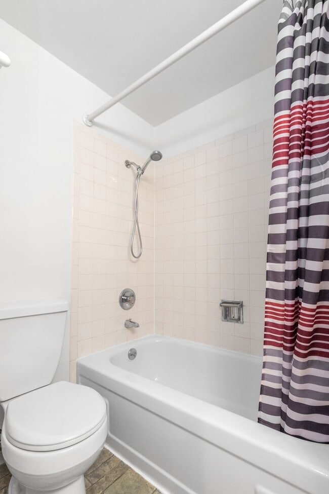 Building Photo - 2Bd/1.75Ba Seattle Condo