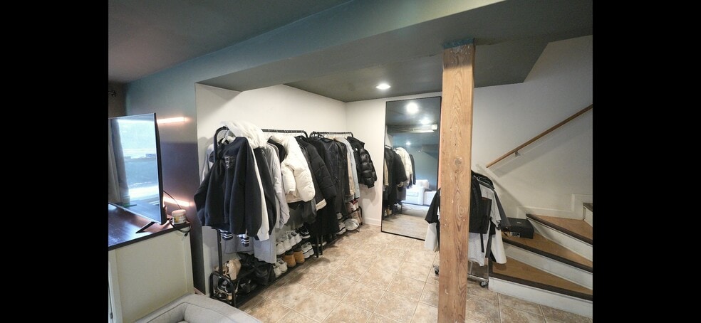 Building Photo - 2333 S Hoyne Ave