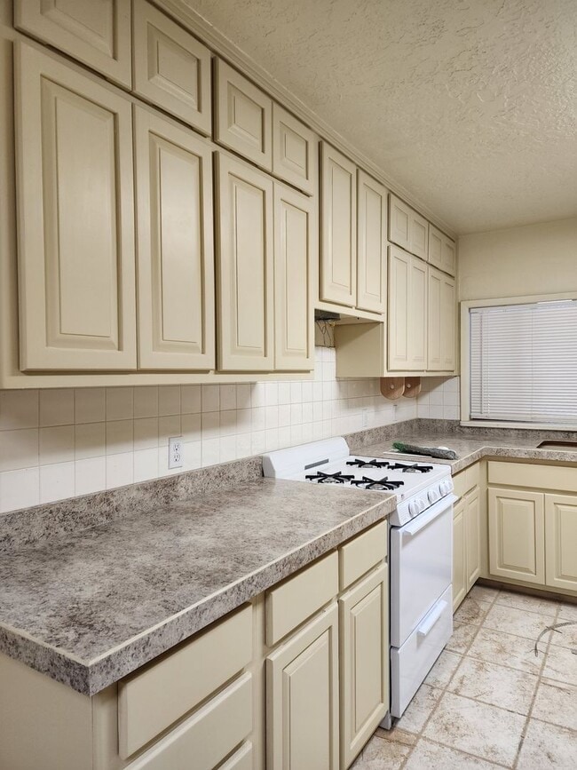 Building Photo - 205 El Paso Dr