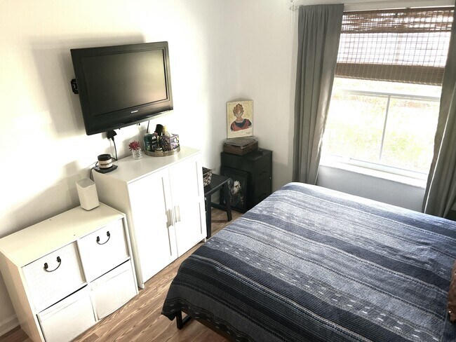 Building Photo - 10614 Lake Shore Dr