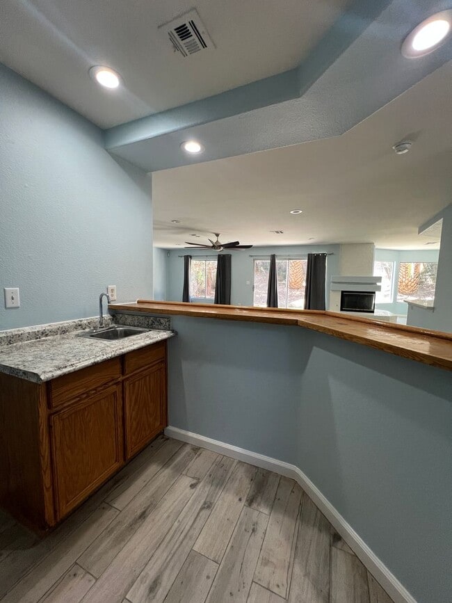 Building Photo - Beautiful Henderson Home!