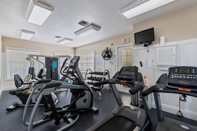 Building Photo - ANNUAL UNFURNISHED 2 bed 2 bath ground flo...