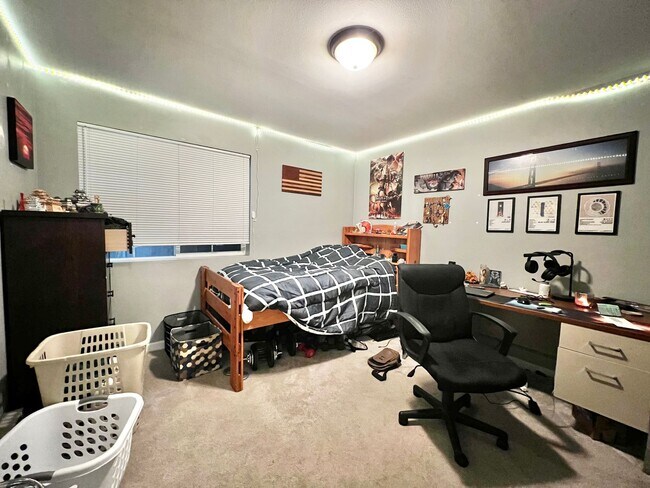 Building Photo - Great Campus West 2 Bed 1 Bath Available!