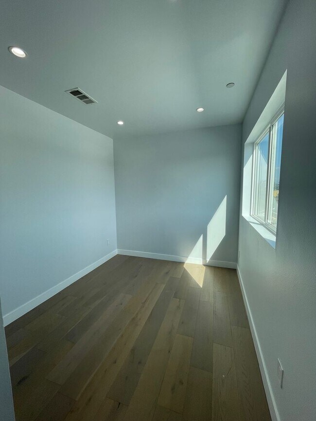 Building Photo - 2129