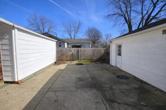 Building Photo - SPACIOUS 3 Bedroom, 2 bathroom home with basement and garage