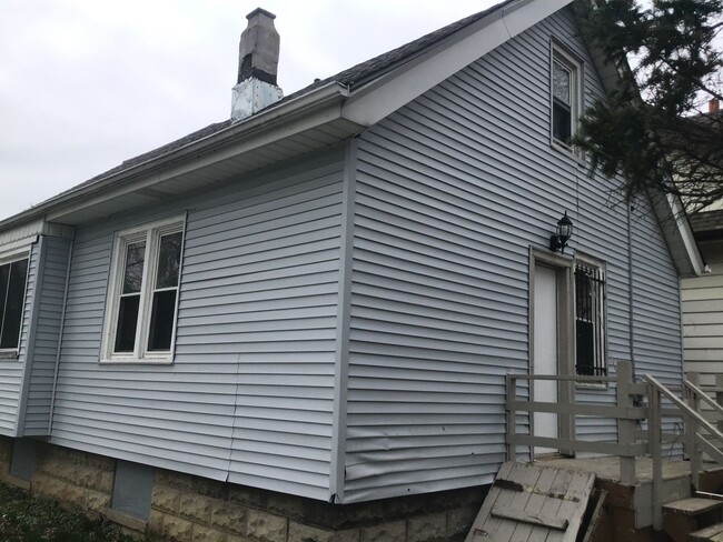 Building Photo - 3 Bedroom Single Family Home