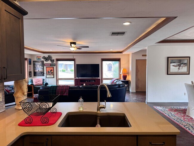 Building Photo - Stylish One-Story FULLY FURNISHED 3Bed, 2B...