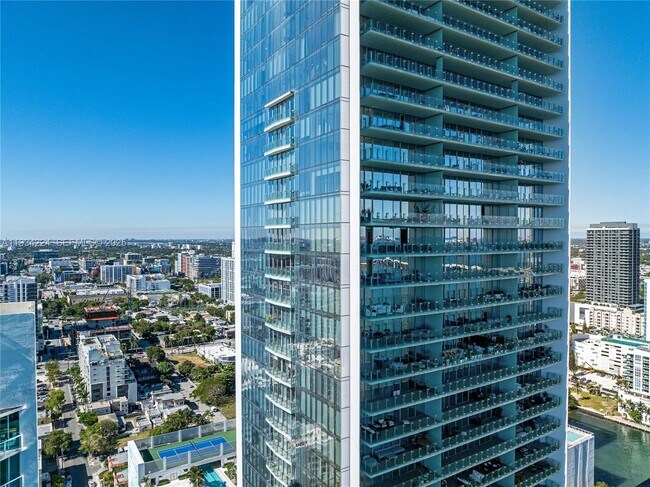 Building Photo - 700 NE 26th Terrace