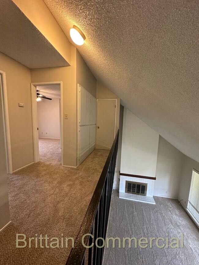 Building Photo - 6531 Lake Park Dr