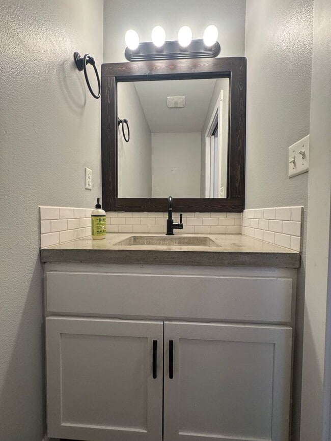 Building Photo - HUGE PET FRIENDLY Rental