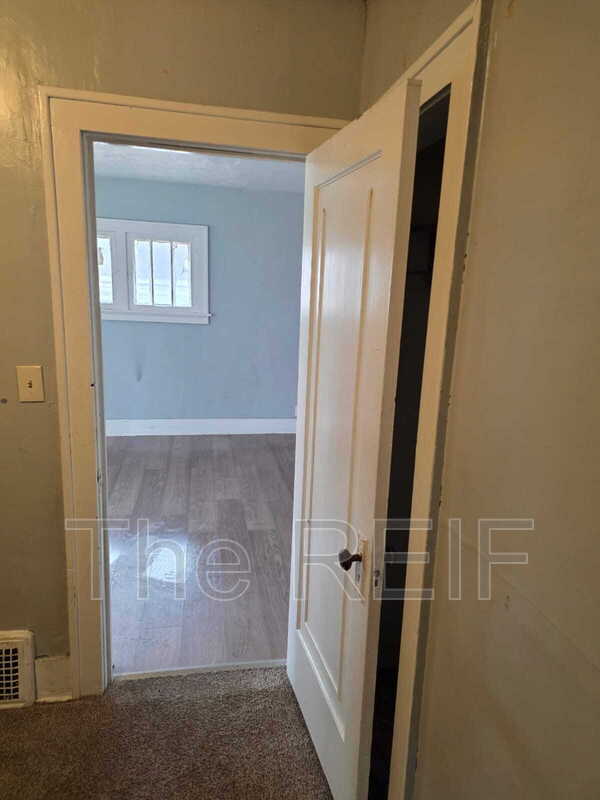 Building Photo - 1023 Barrie Ave