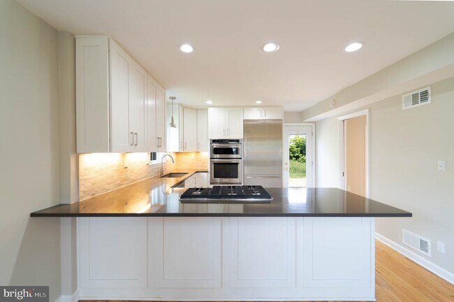 Building Photo - 610 Valley Brook Dr
