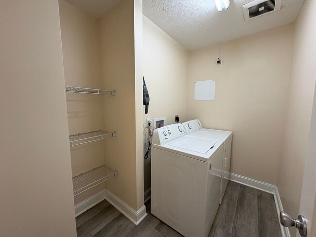 Building Photo - 730 Twisted Oak Dr NW