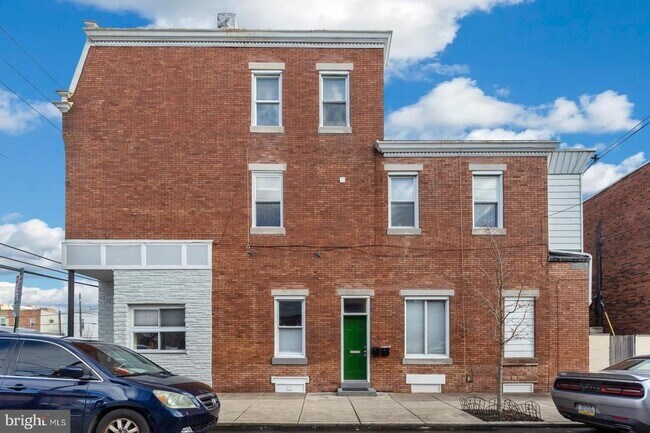 Building Photo - 1440 W Porter St