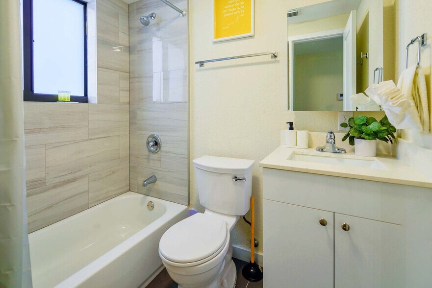 Building Photo - 700 SW 11th Ave