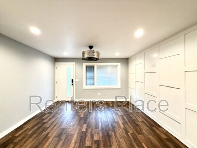 Building Photo - 415 S Victor Ave