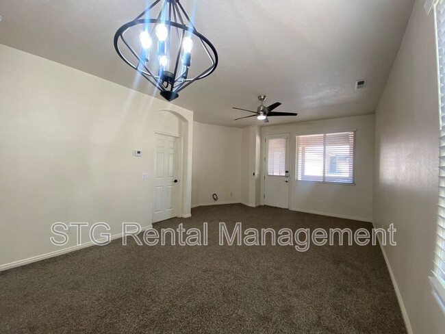 Building Photo - 3427 E Sweetwater Springs Dr