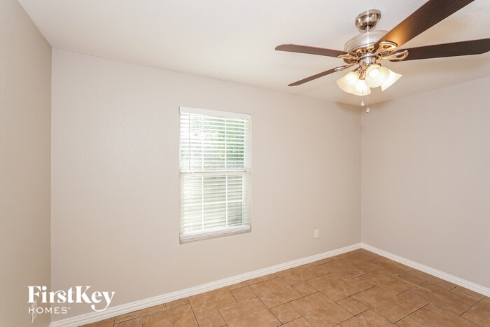 Building Photo - 916 Meadow Park Dr