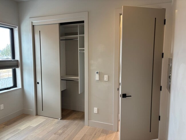 Building Photo - Modern Home Near Old Mill