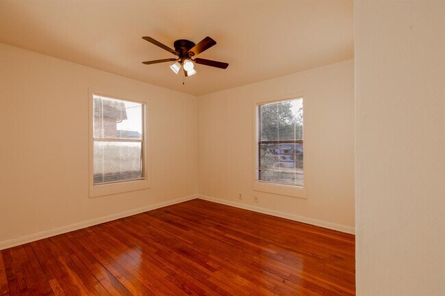 Building Photo - 5515 Roosevelt Ave