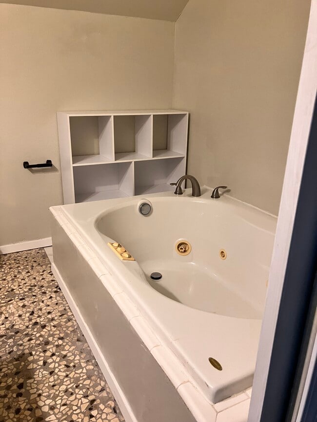 Building Photo - 212 Francis St