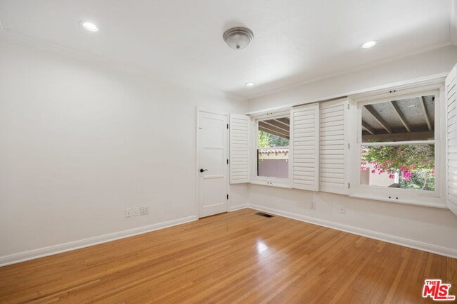 Building Photo - 10762 Wellworth Ave