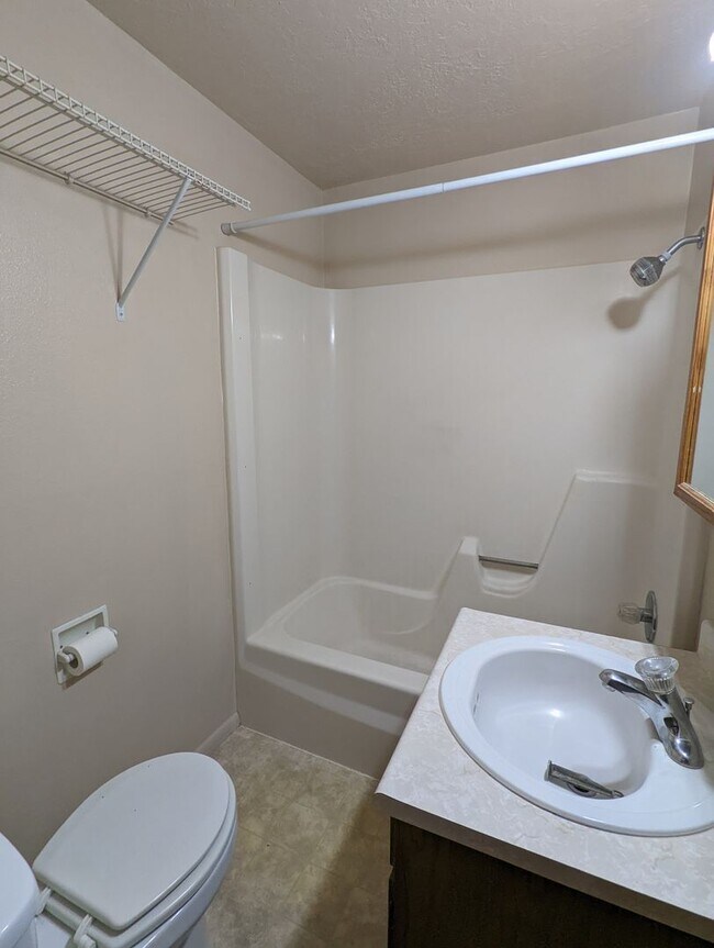 Building Photo - Crestview Duplex