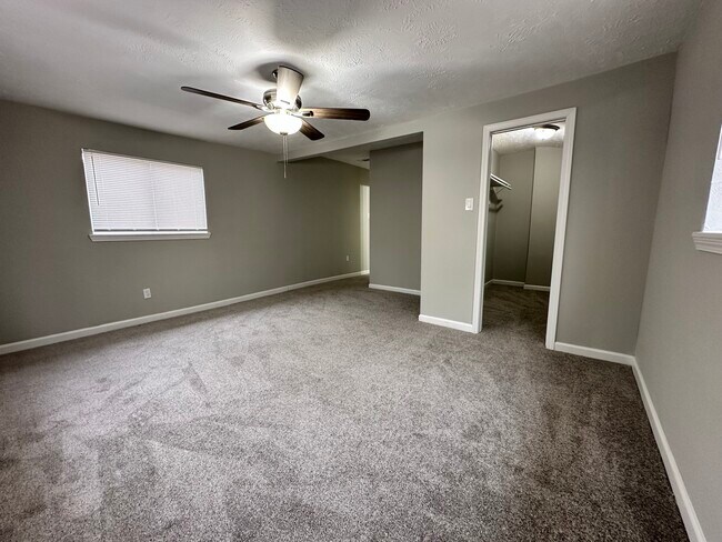 Building Photo - 5822 Glenhurst Dr
