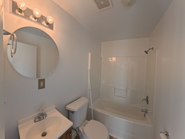 Building Photo - Lovely Home All on one Level