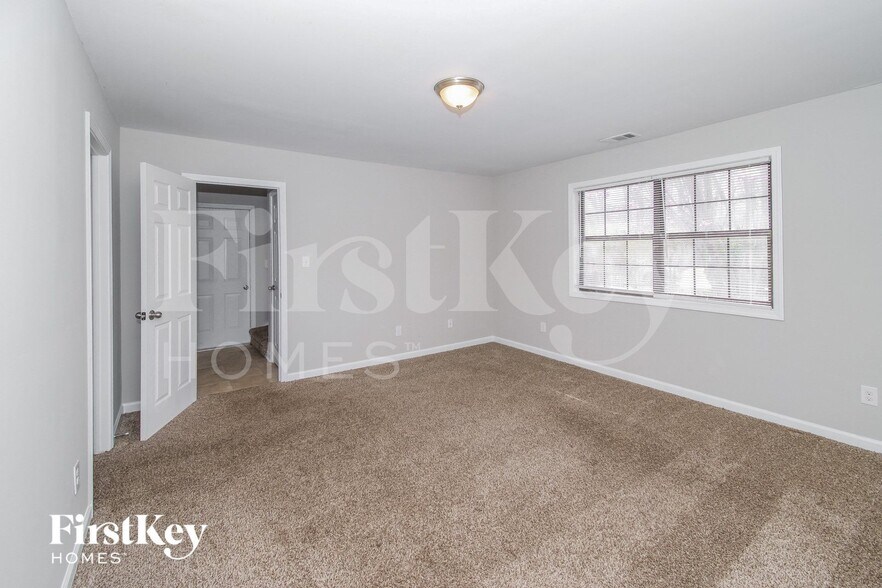 Building Photo - 1648 Olde Oak Dr