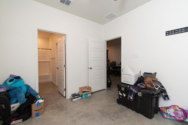 Building Photo - 624 Pacific Crest Trl
