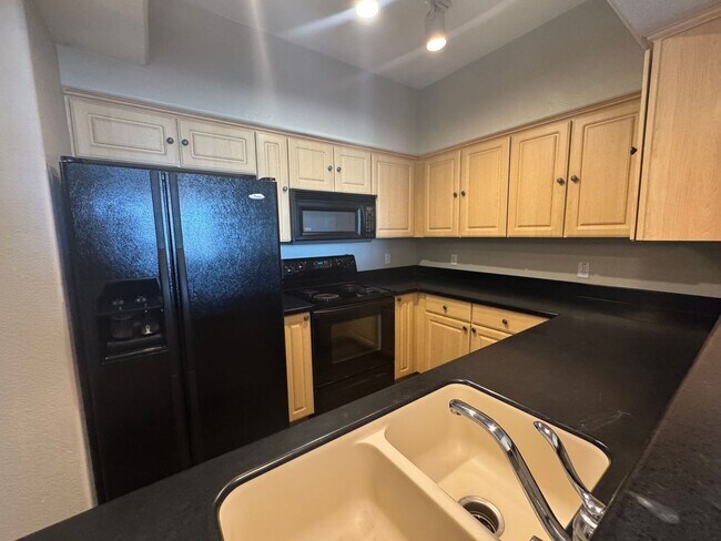 Building Photo - 2 Bedroom - 2 Bath - Garage - 940 Sq. Ft. Condo Tempe Town Lake Condos