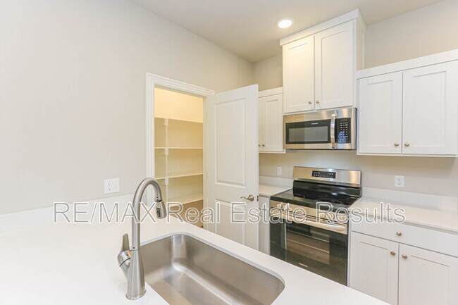 Building Photo - 1401 SW Poigai Wy