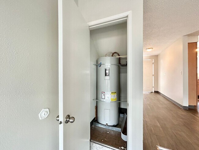 Building Photo - Charming 2 Bed, 1 Bath Canby Townhouse-Style Duplex!