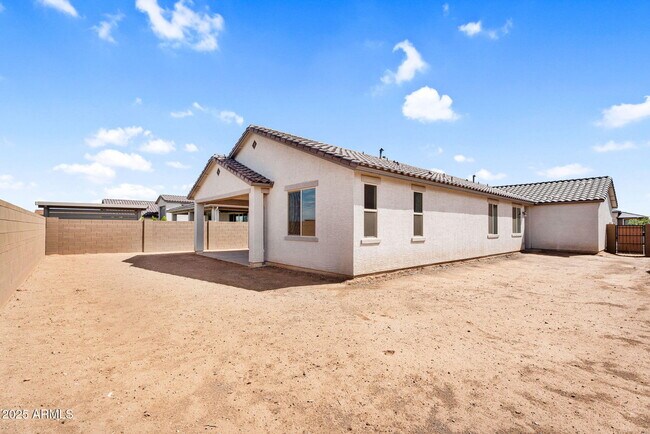 Building Photo - 18570 W Honeysuckle Dr